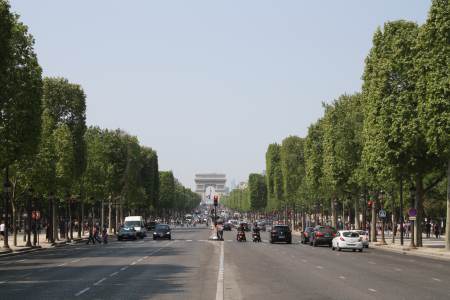 La avenida de los Campos Elíseos desde el centro mirando hacia el arco del triunfo