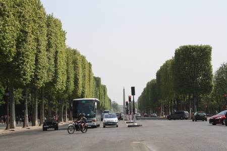 La avenida de los Campos Elíseos desde el centro mirando hacia la plaza de la concordia 