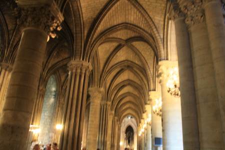 El interior del templo tiene la tipica luz gotica 
