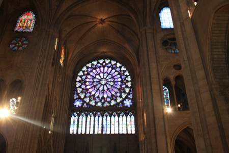 El Rosellon del lateral inunda de luz la parte anterior de la iglesia de notre dame de paris
