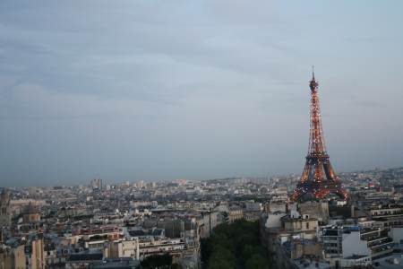 Vistas desde el Arco del triunfo torre eiffel iluminada 